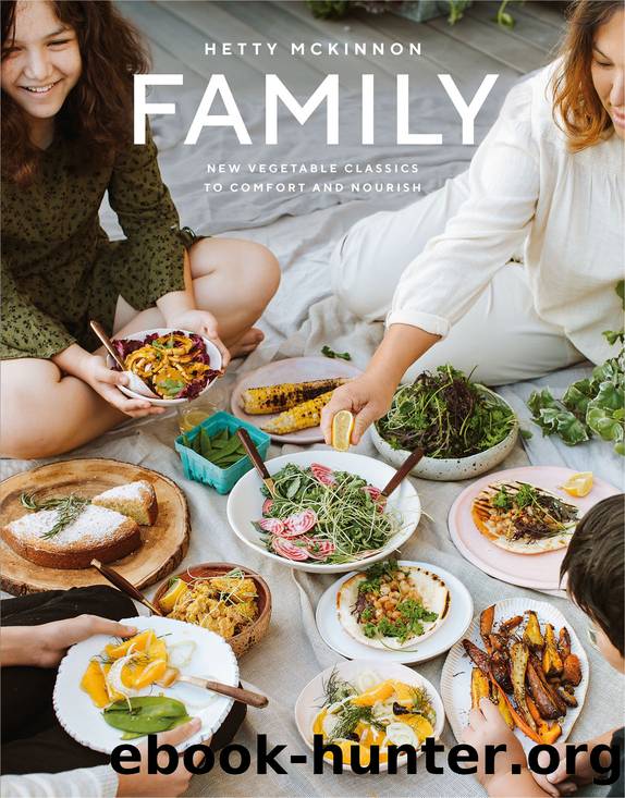 Family : New Vegetable Classics to Comfort and Nourish (9781760781842) by Mckinnon Hetty