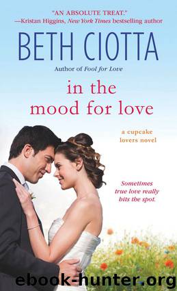In the Mood for Love: A Cupcake Lovers Novel (The Cupcake Lovers) by Beth Ciotta