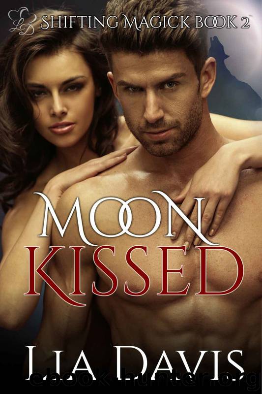 Moon Kissed (BBW witch and shifter romance) (Shifting Magick Trilogy Book 2) by Lia Davis