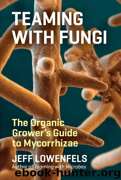 Teaming with Fungi by Jeff Lowenfels