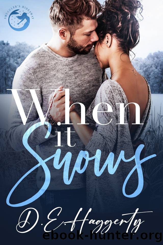 When It Snows: a second chance, small town, holiday romance (Smuggler's Hideaway) by D.E. Haggerty